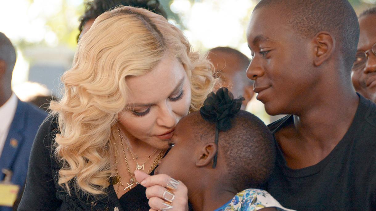 Madonna inaugura el hospital de niños en Malawi de donde tiene 4 hijos adoptados