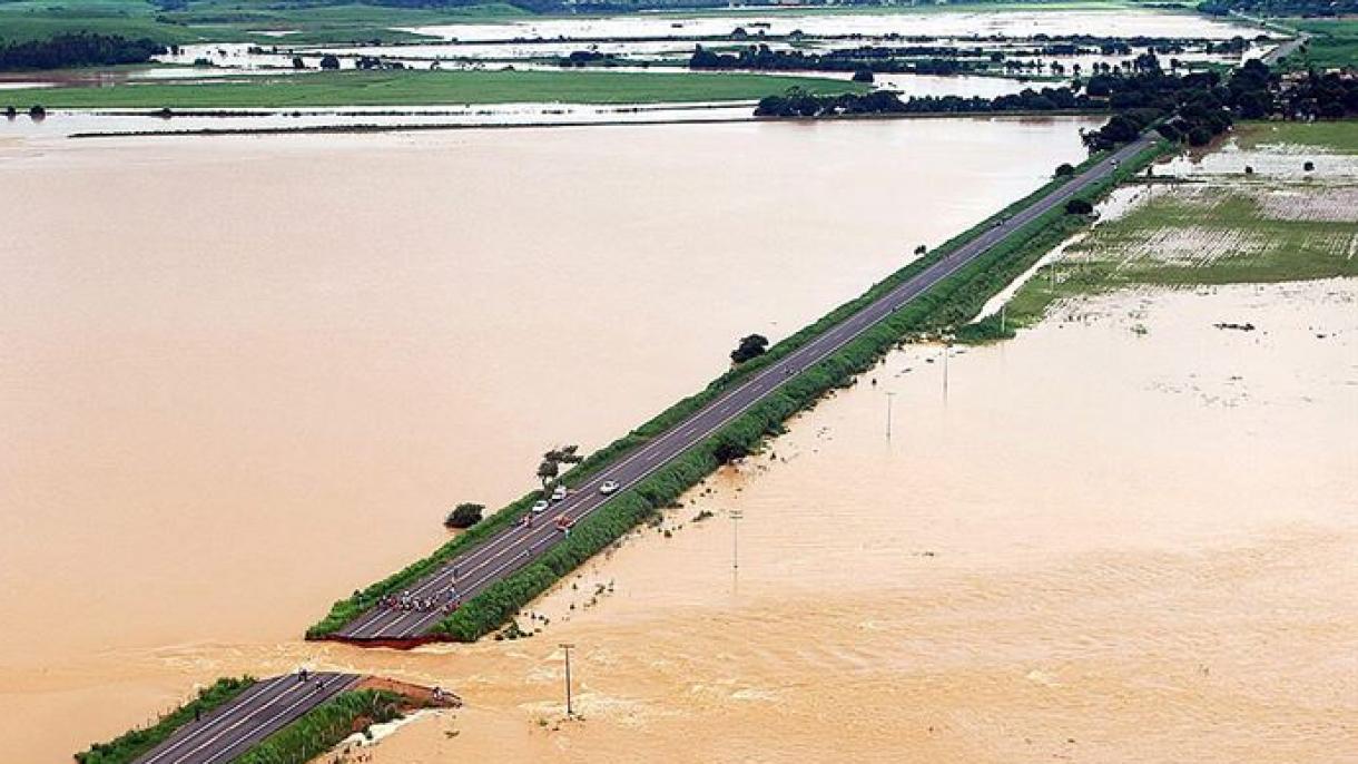 巴西洪水和山体滑坡导致30人丧生
