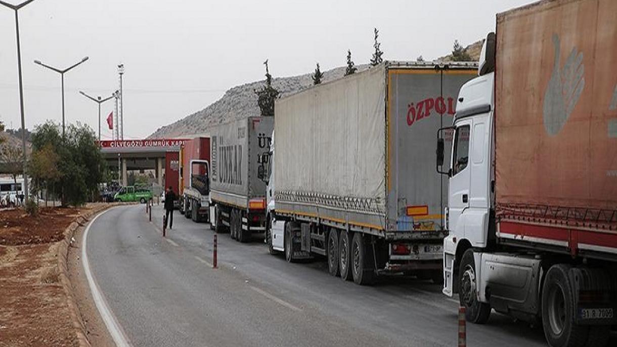 ازدحام تریلی‌های حامل کمک‌های انسانی در مرز ترکیه با سوریه