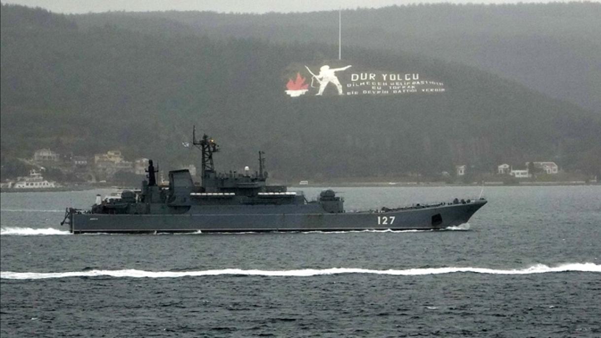 俄海军舰艇驶过达达尼尔海峡