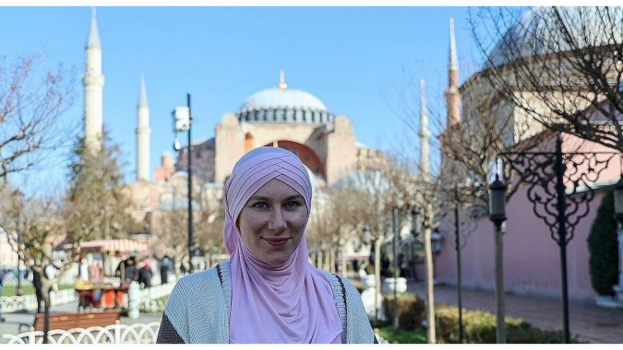 Istanbulga kelgan britaniyalik aktrisa Islomni qabul qildi