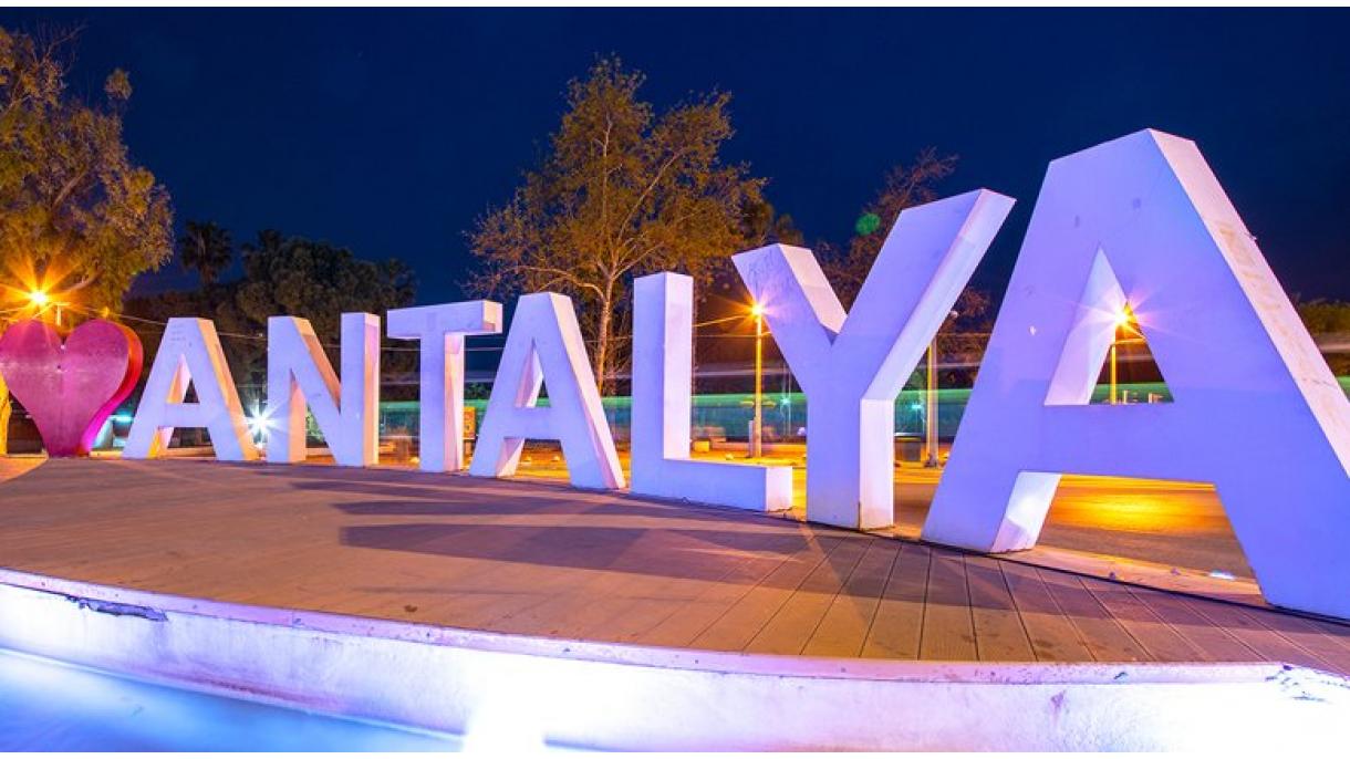 O número de turistas que chegam a Antalya, "capital do turismo", ultrapassa os 3 milhões