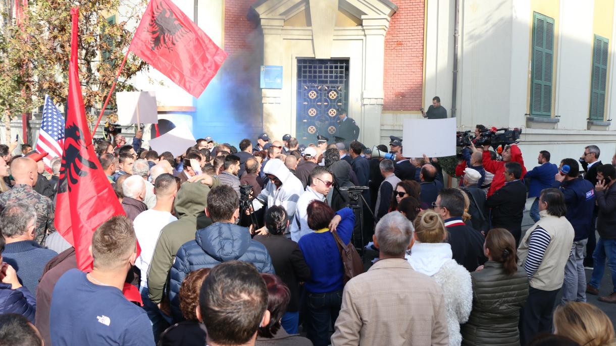 Тензични протести во албанскиот главен град Тирана помеѓу група демонстранти и полицијата