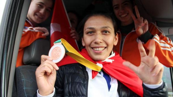 Elif Güneri və Şennur Dəmir  bürünc medal qazanıb