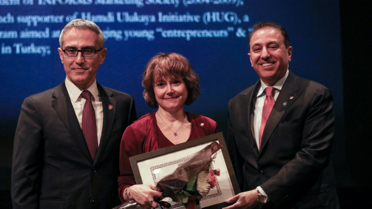 ABŞ-da Türk qadın professora mükafat verildi
