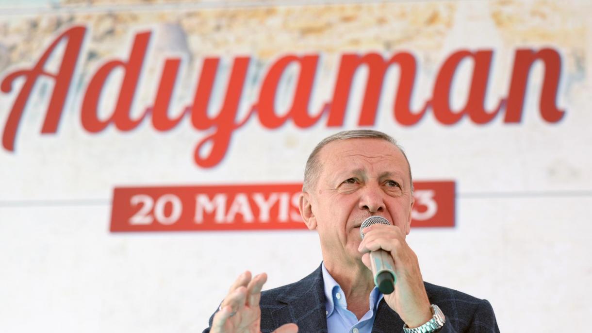 El presidente Erdogan visita la ciudad de contenedores en Adıyaman