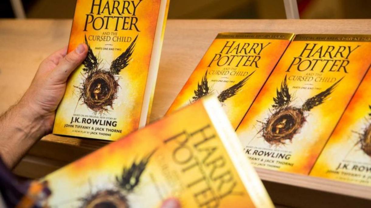 Sacerdotes en Polonia queman libros para combatir la magia