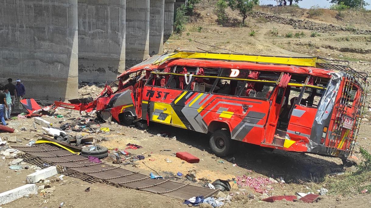 印度一辆大巴车坠桥22人死亡