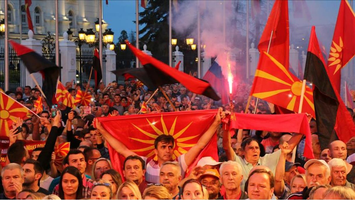 Centenas protestam sobre acordo entre Grécia e Macedônia