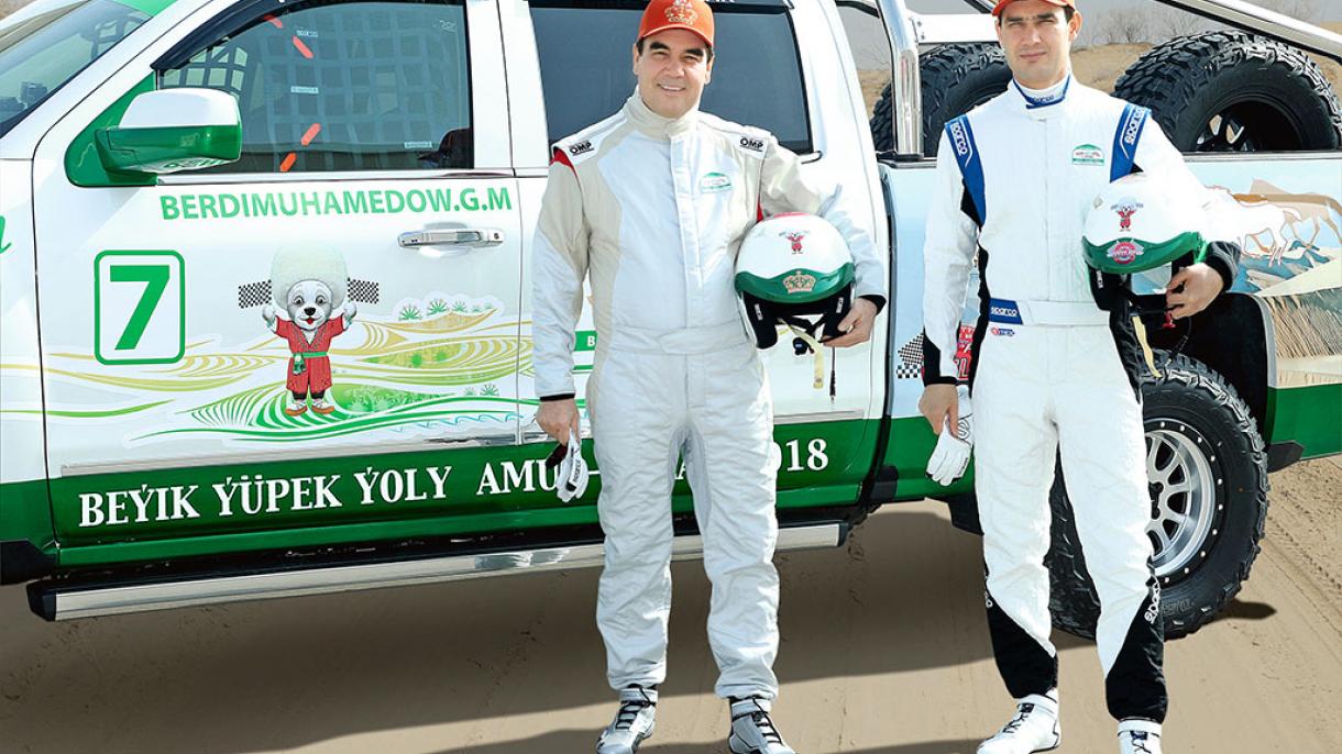 Türkmenistanyň Prezidenti Garagum sährasy boýunça sport awtomobilinde ýöriş etdi