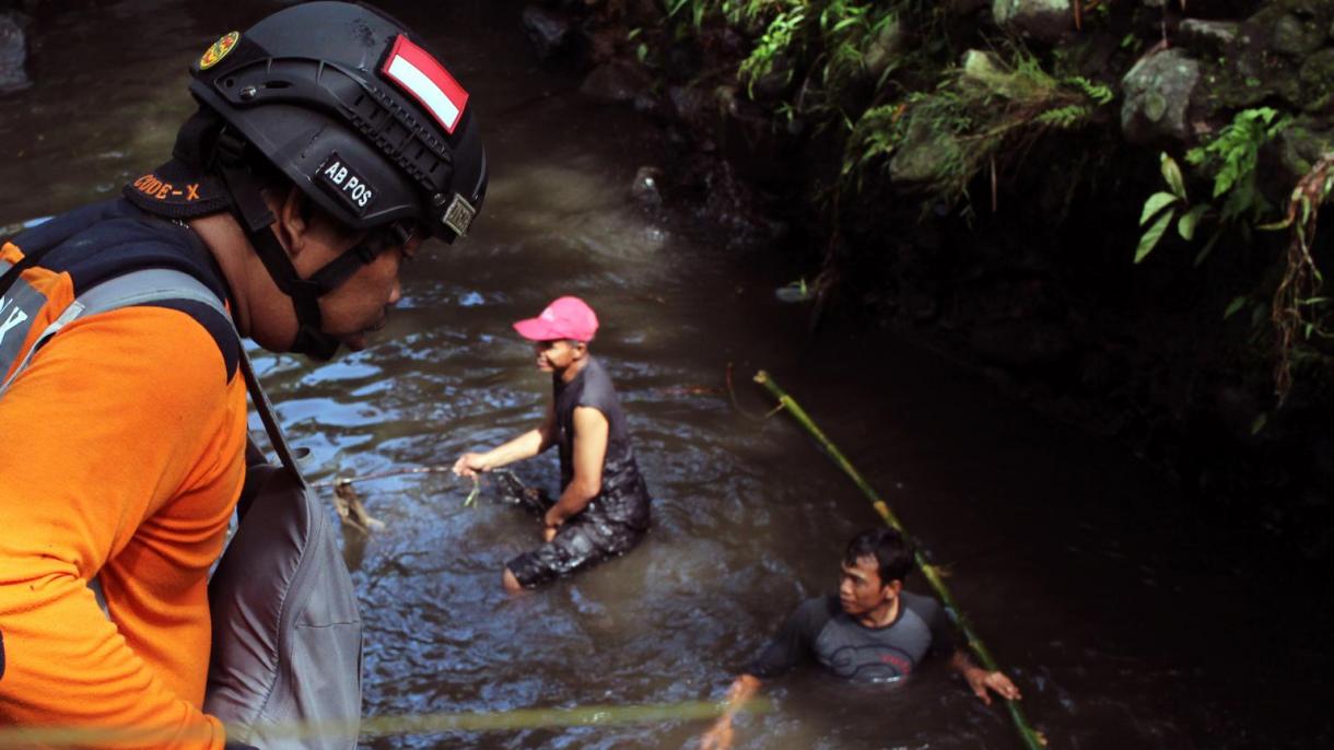 Inundaciones cobran más 38 vidas en Indonesia