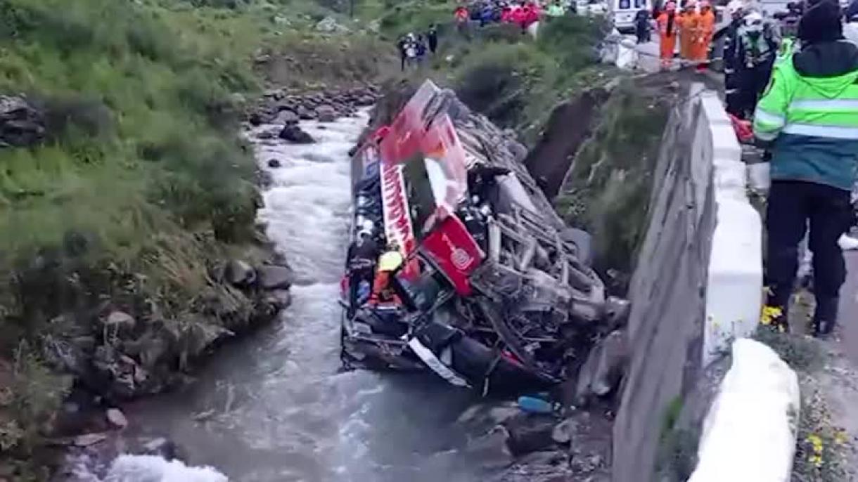 秘鲁发生一起客车翻车坠河事故