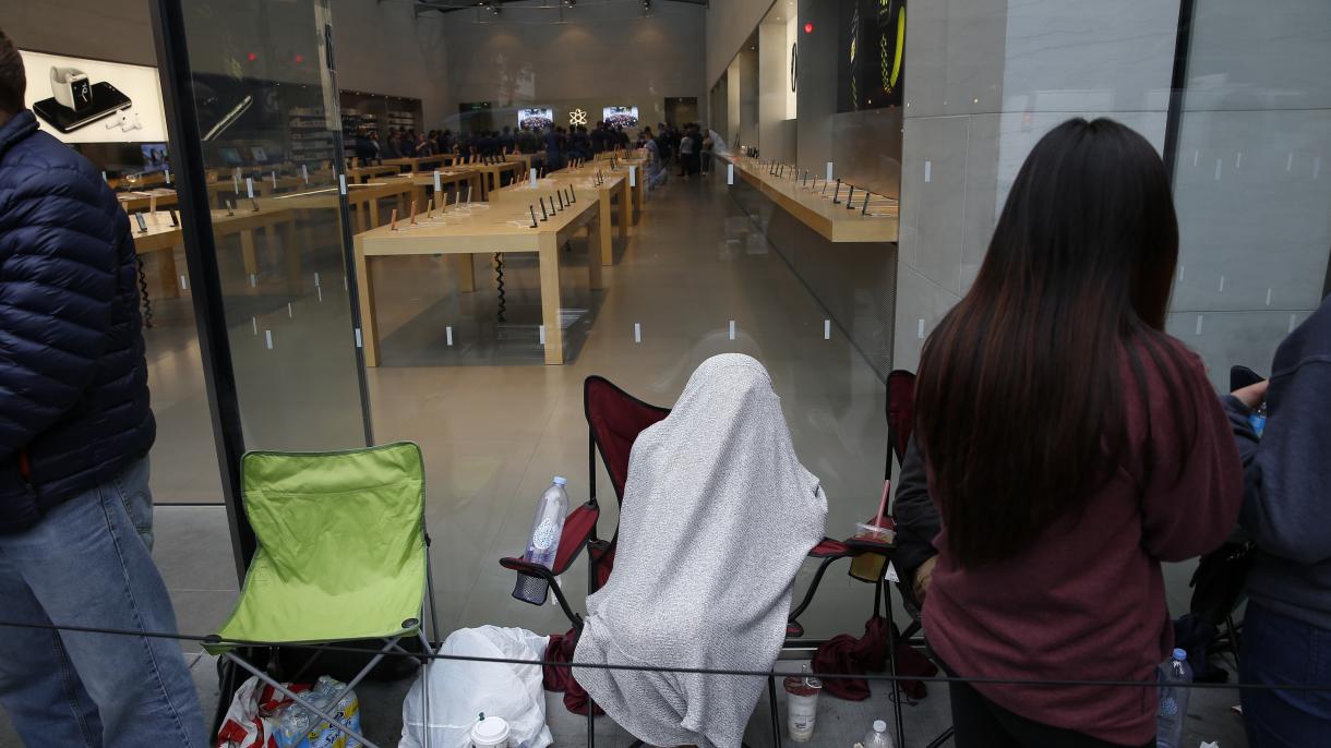 Kalifornija: Kupci u dugim redovima 25 sati čekali otvaranje radnje kako bi kupili novi iPhone7