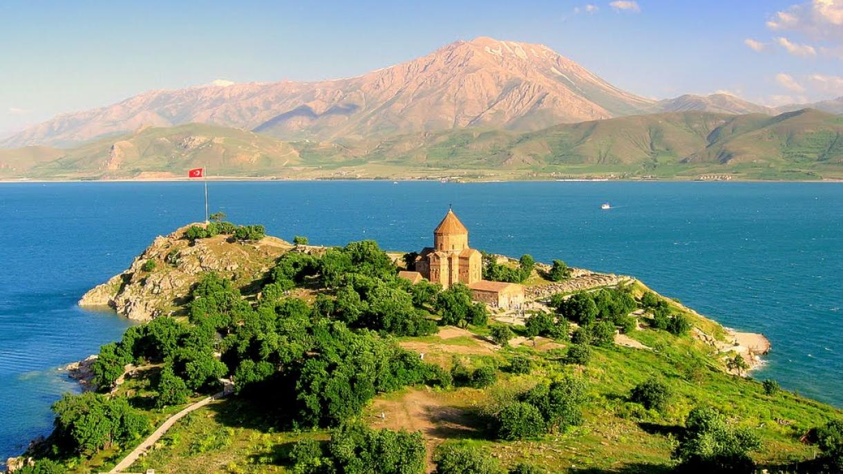 9-ата поредна литургия в арменската църква на остров Акдамар
