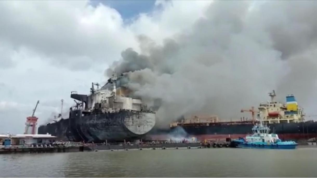 انفجارها در تانکر نفت کارخانه کشتی سازی منجر به آتش سوزی شد