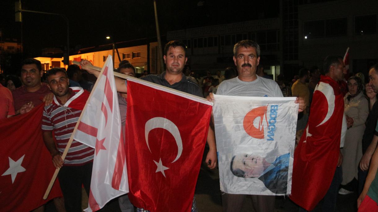 شمالی قبرصی ترک جمہوریہ میں، 15 جولائی کو حکومت پر قبضے کے اقدام کے خلاف احتجاج