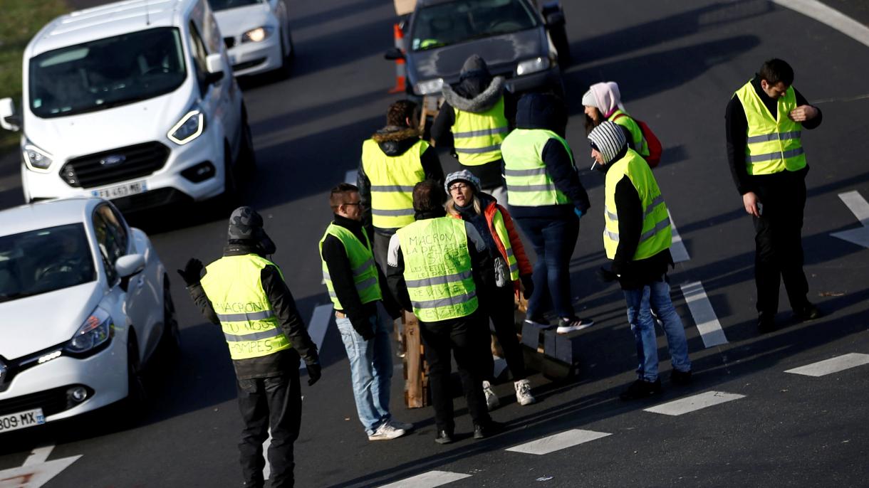 法国一示威团体强迫一戴头巾妇女摘掉头巾