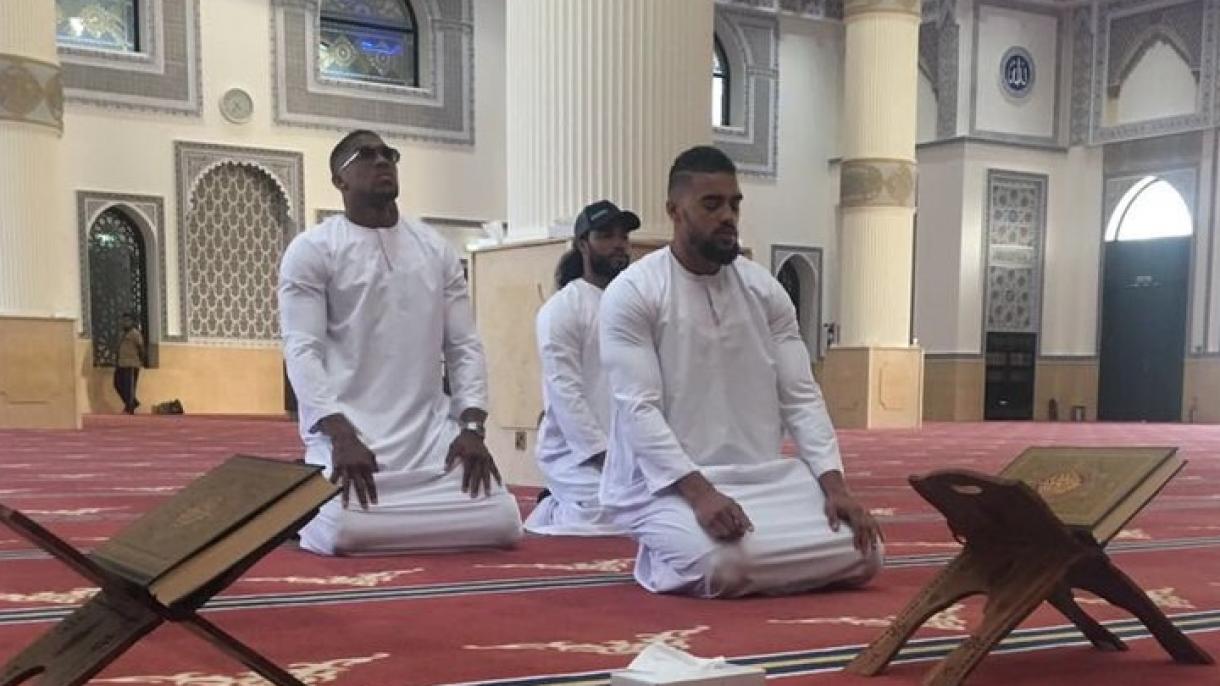 dunyagha dangliq boksyorning dubey sayahitide namaz qilishi ammiwi taratqularni zilzilige saldi