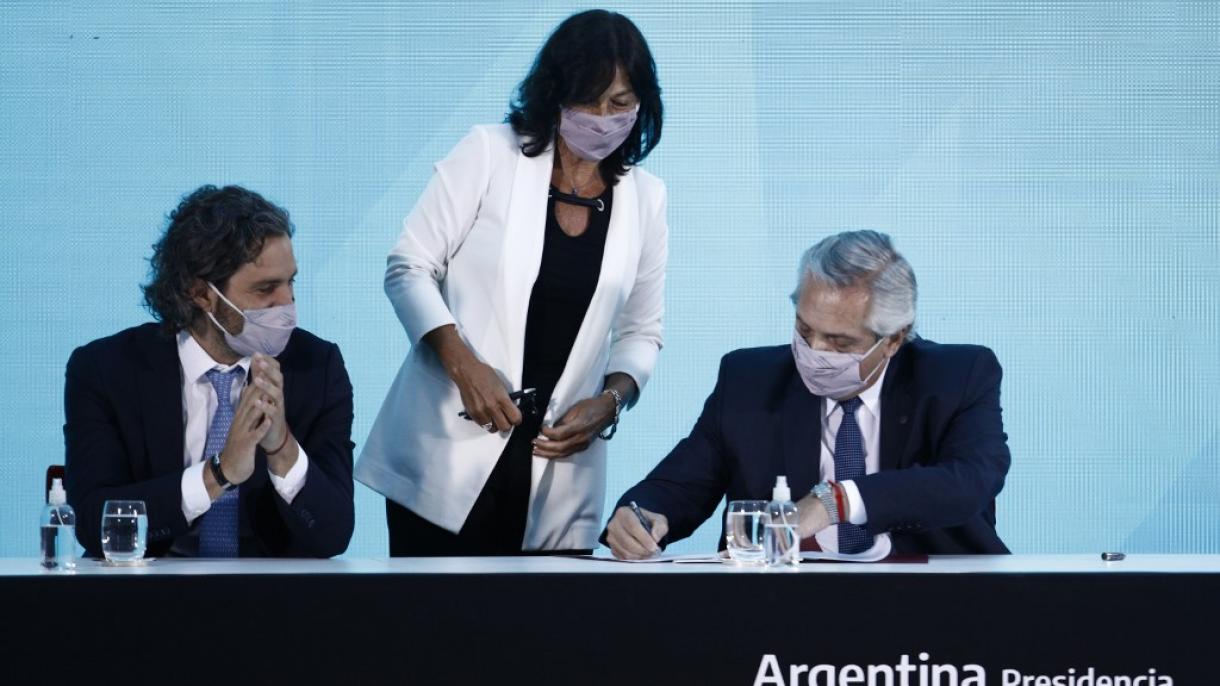 El presidente de Argentina promulga la ley que legaliza el aborto en el país