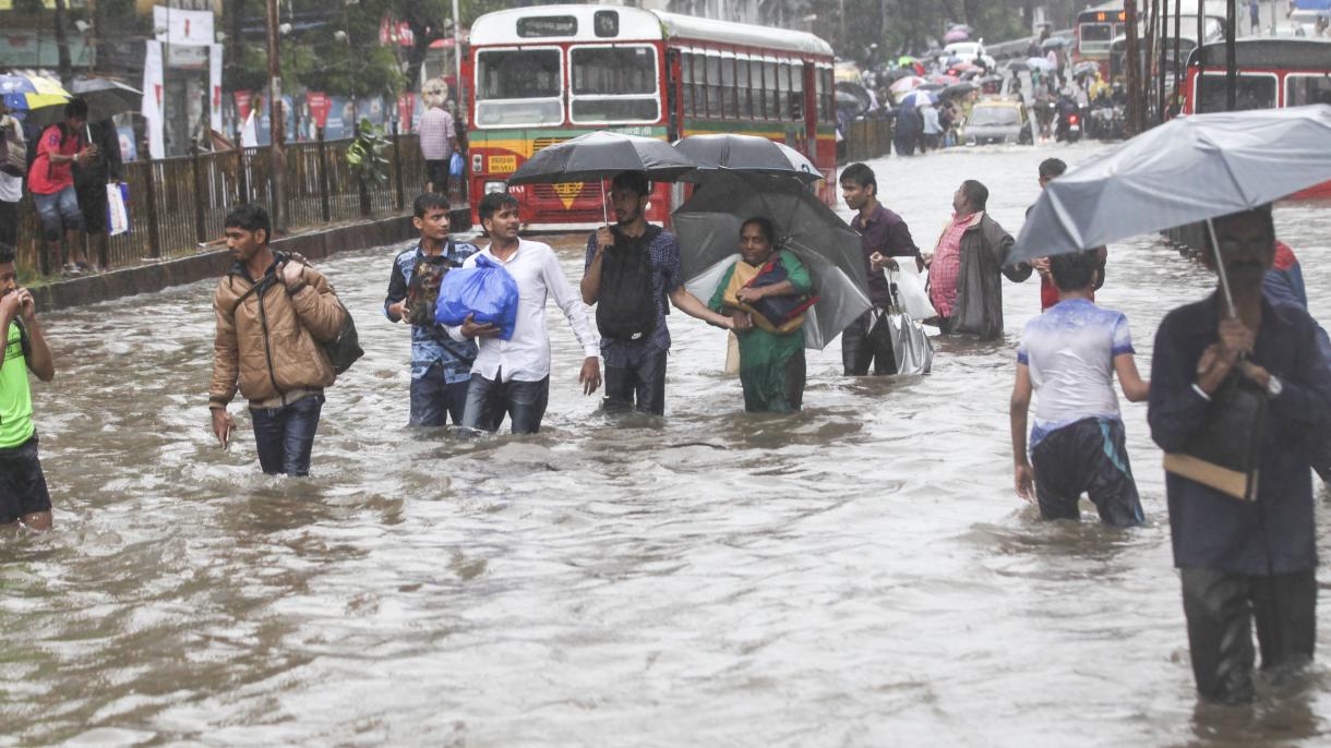 Δεκάδες οι νεκροί από πλημμύρες στην Ινδία