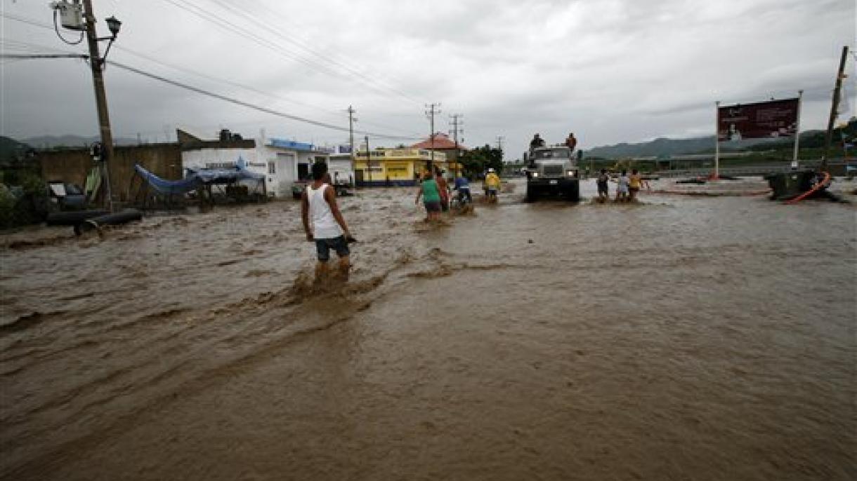 Evacúan a 55 guatemaltecos por lluvias de Earl