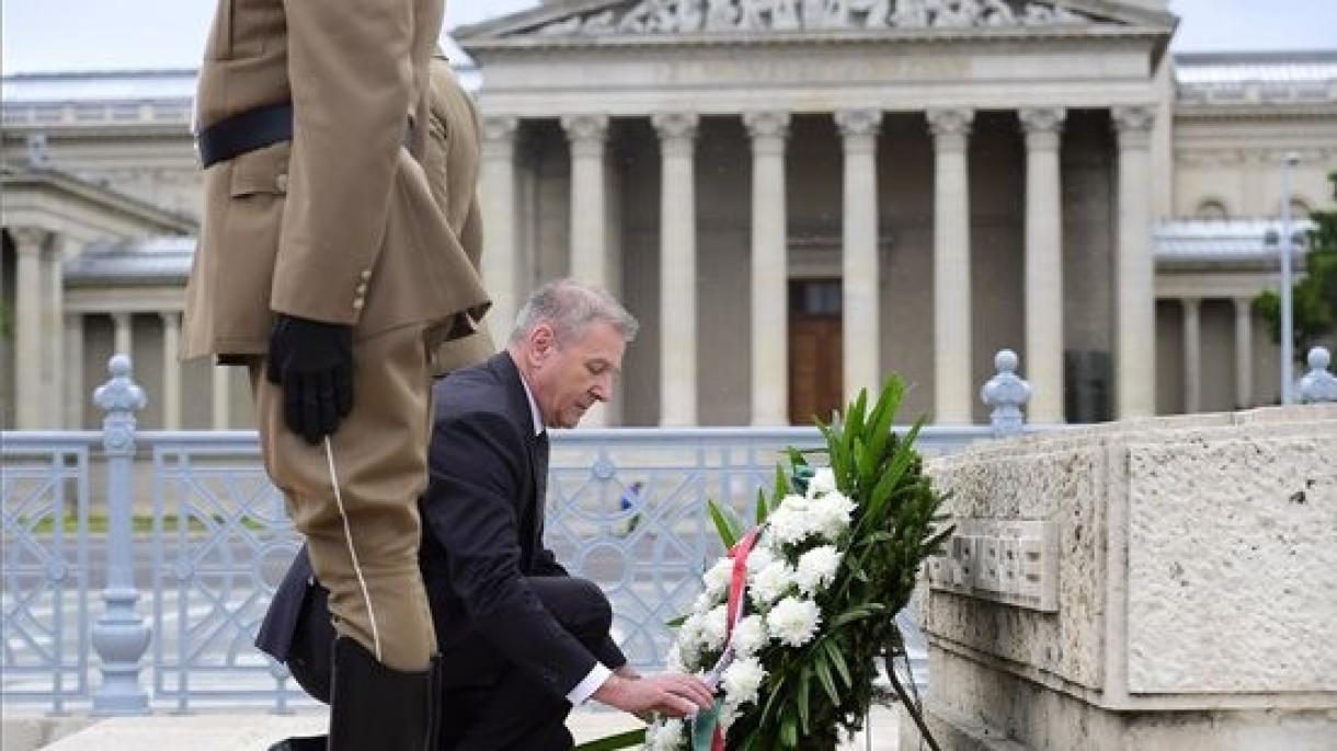 Benkő Tibor megkoszorúzta a Magyar Hősök Emlékkövét