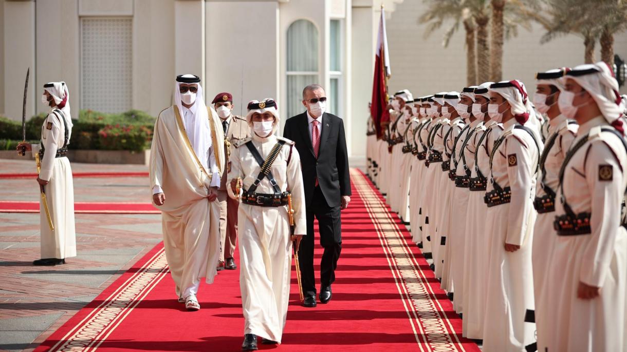 Erdo'g'an Dohada Qatar Amiri tomonidan rasmiy marosim bilan kutib olindi