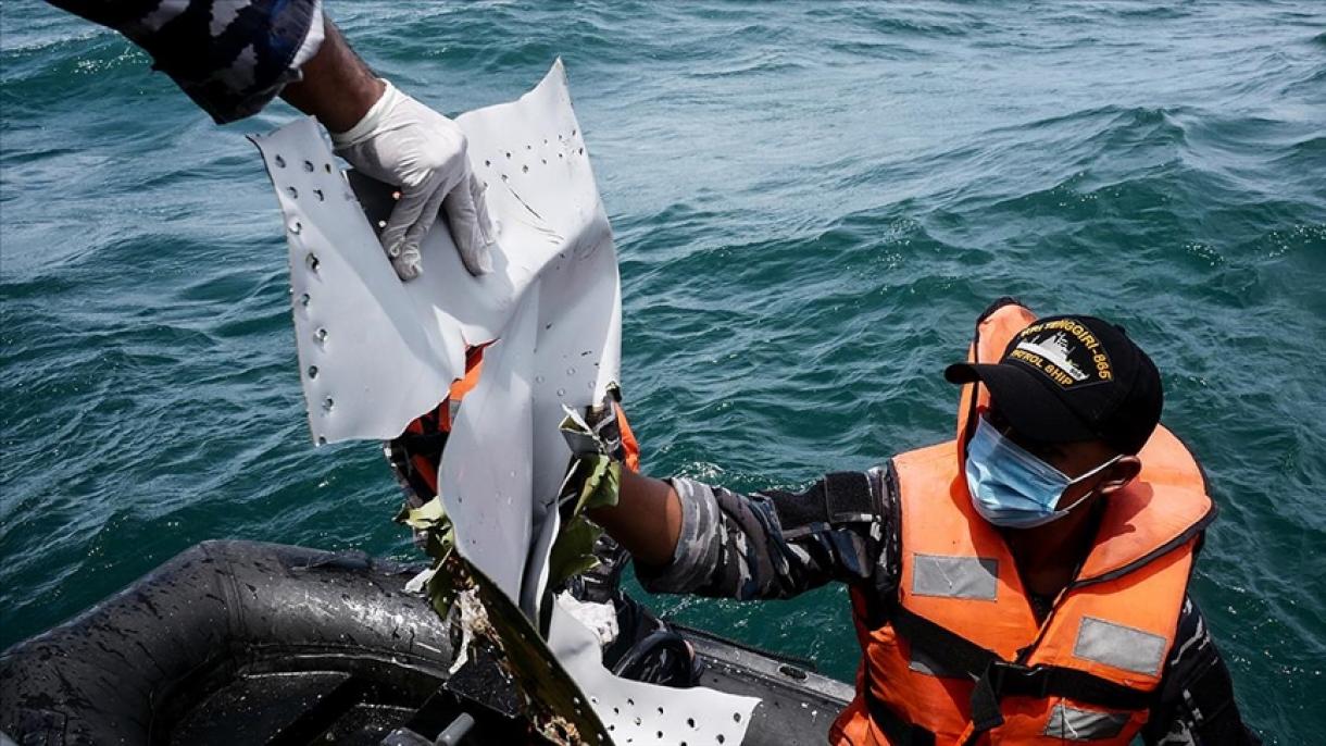 Terminaram as buscas dos corpos das vítimas mortais do avião caído a 9 de janeiro na Indonésia