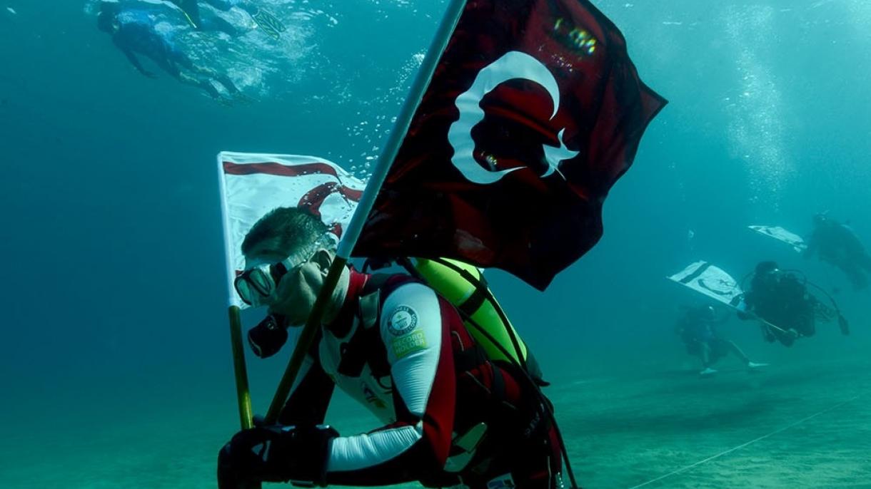 Mergulhador turco tenta estabelecer um novo recorde mundial no Mediterrâneo