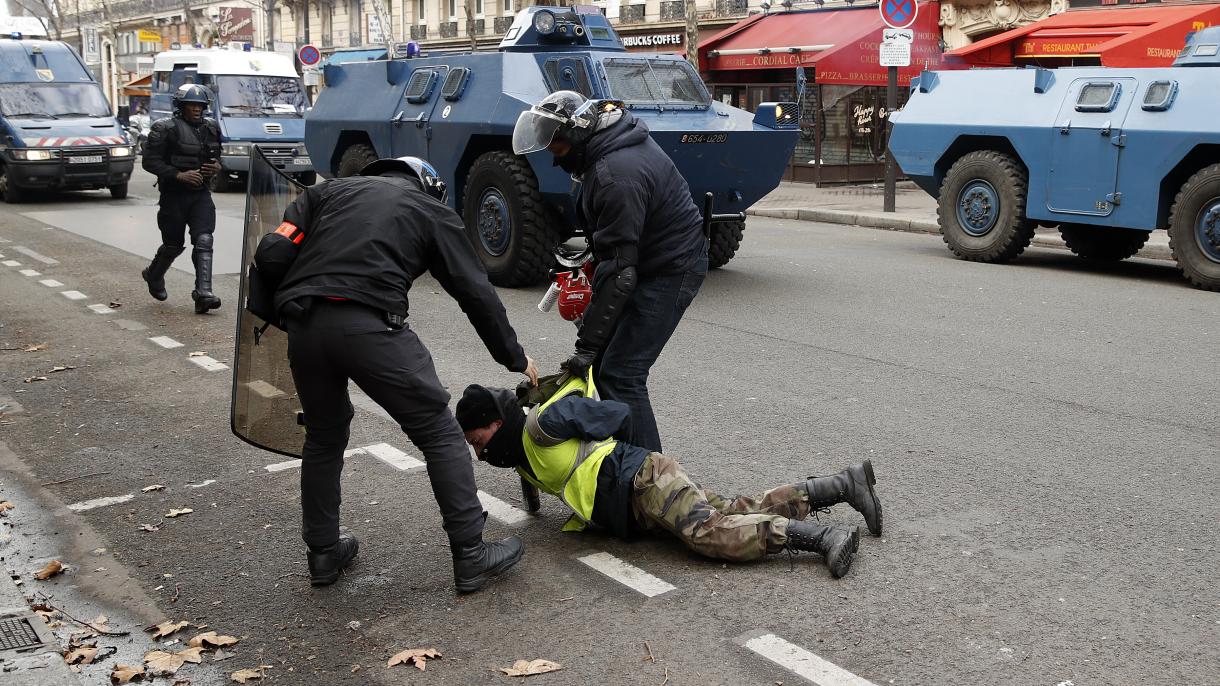 法国25人因黄背心示威活动受到拘留