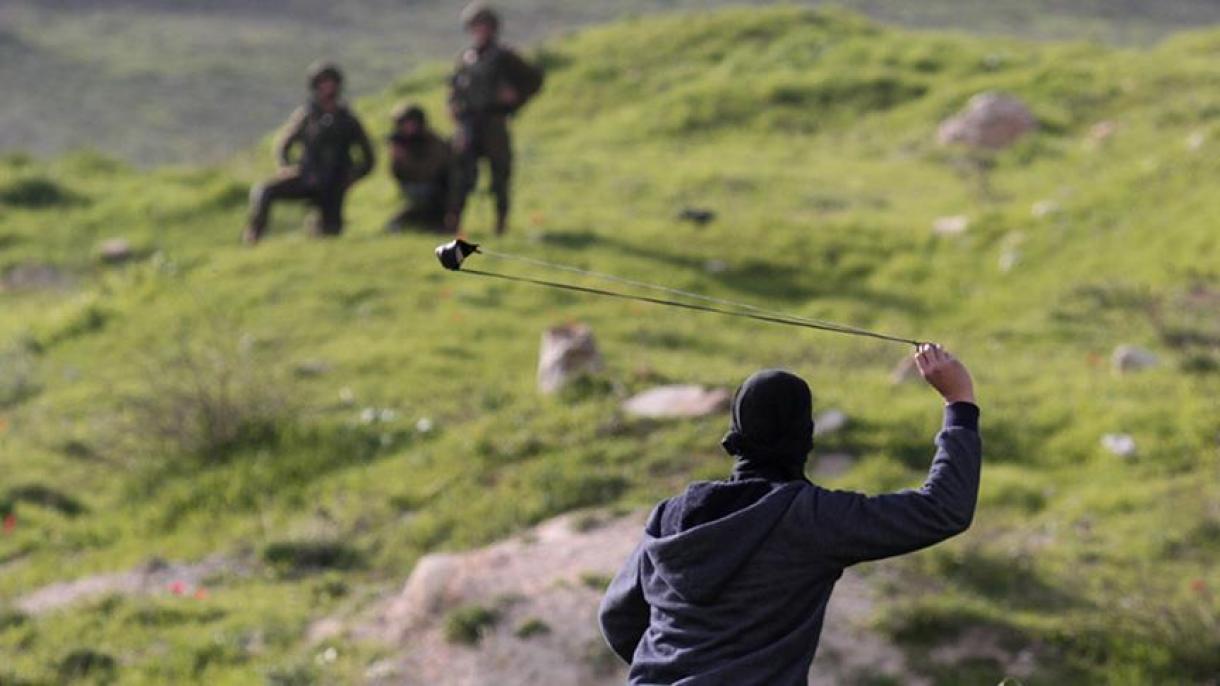以军用实弹对巴勒斯坦示威者进行干预