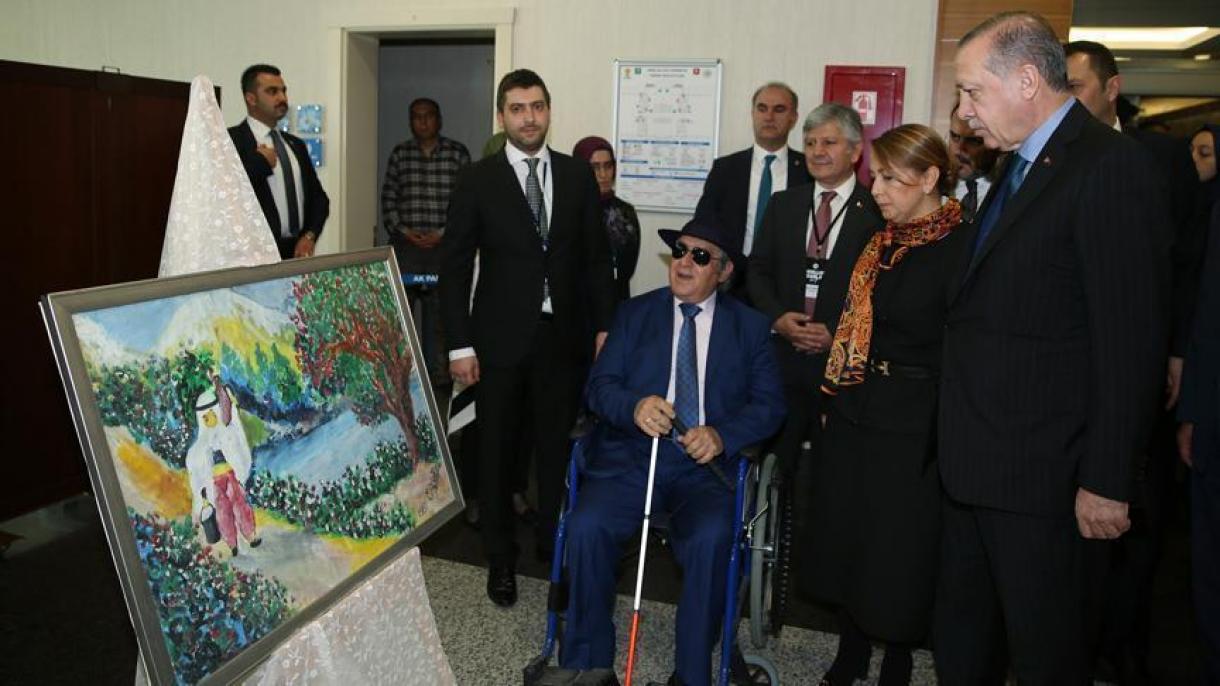 اردوغان از نمایشگاه نقاش نابینای ترکیه بازدید کرد