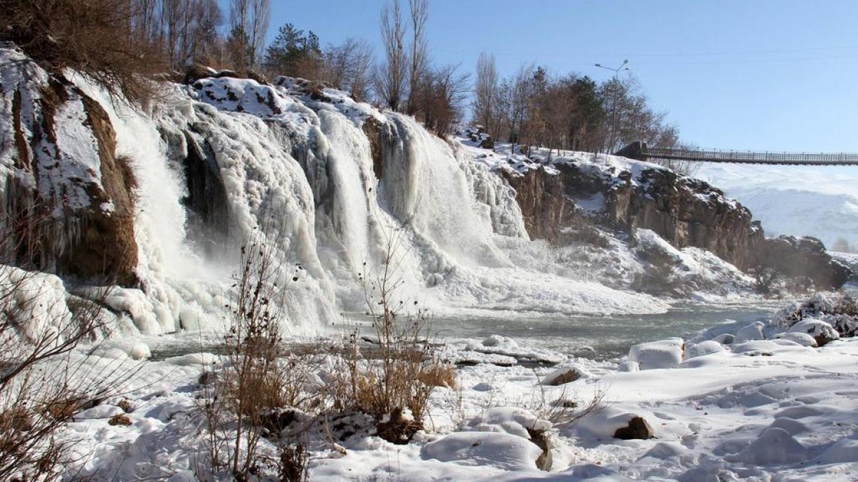 شدید سردی سے ضلع وان کی آبشار بھی جم گئی