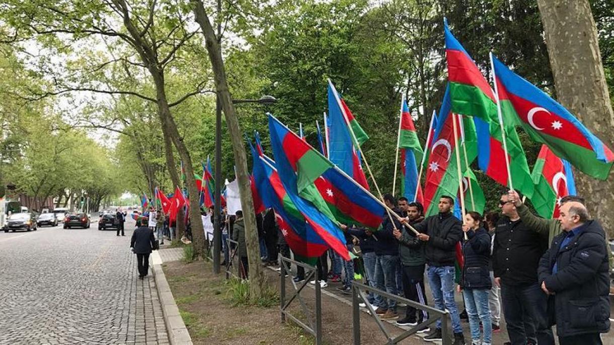 تجمع اعتراض آمیز دیاسپورای آذربایجان در حمایت از ترکیه در برابر مجمع پارلمانی شورای اروپا