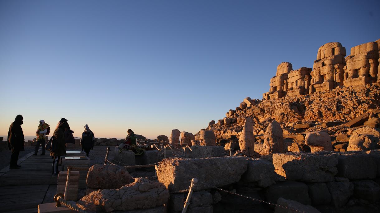 Turska: Nezaboravni prizori izlaska i zalaska sunca na planini Nemrut(FOTO)
