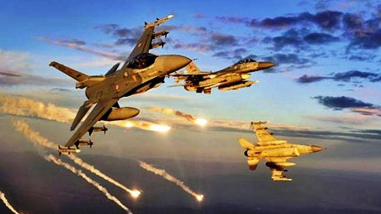 土耳其战机轰炸PKK掩体及武器弹药库