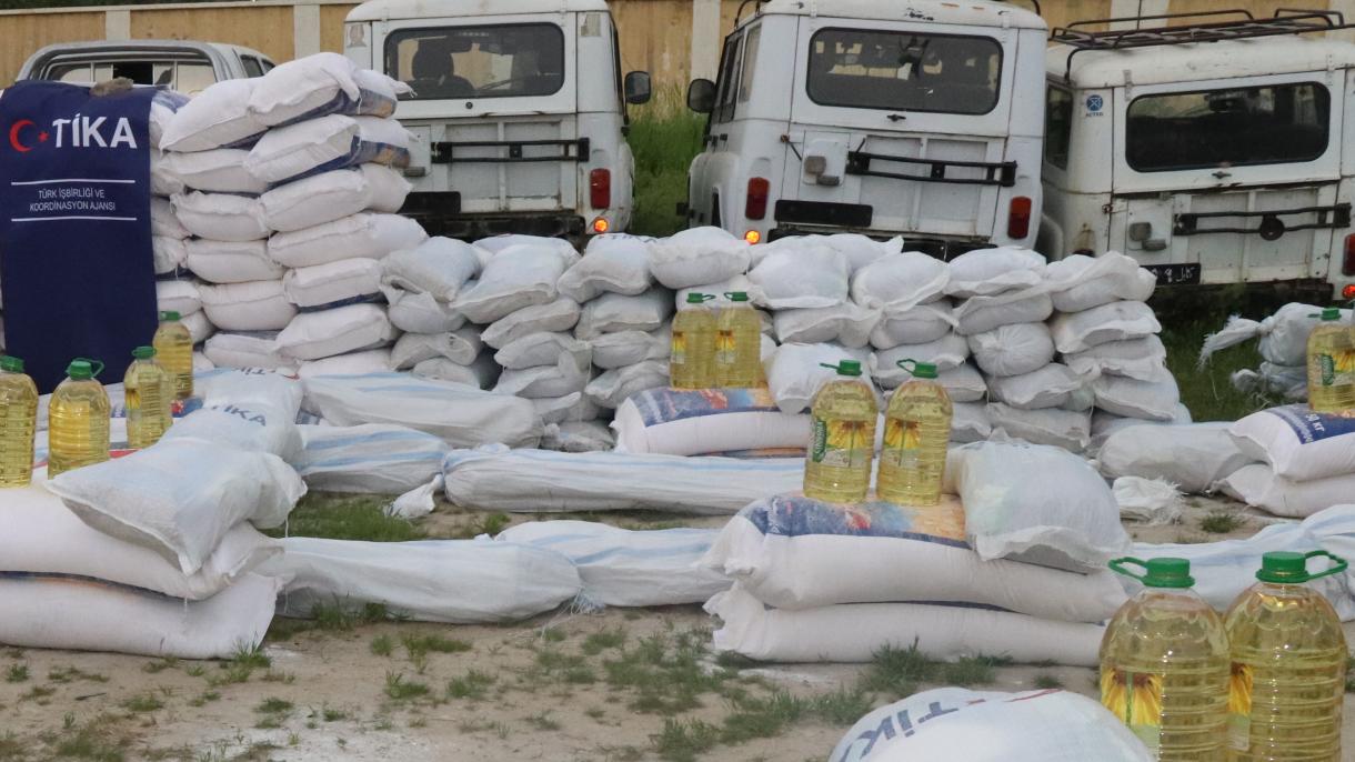 کمک ترکیه به خانواده های آسیب دیده از سیلاب در أفغانستان