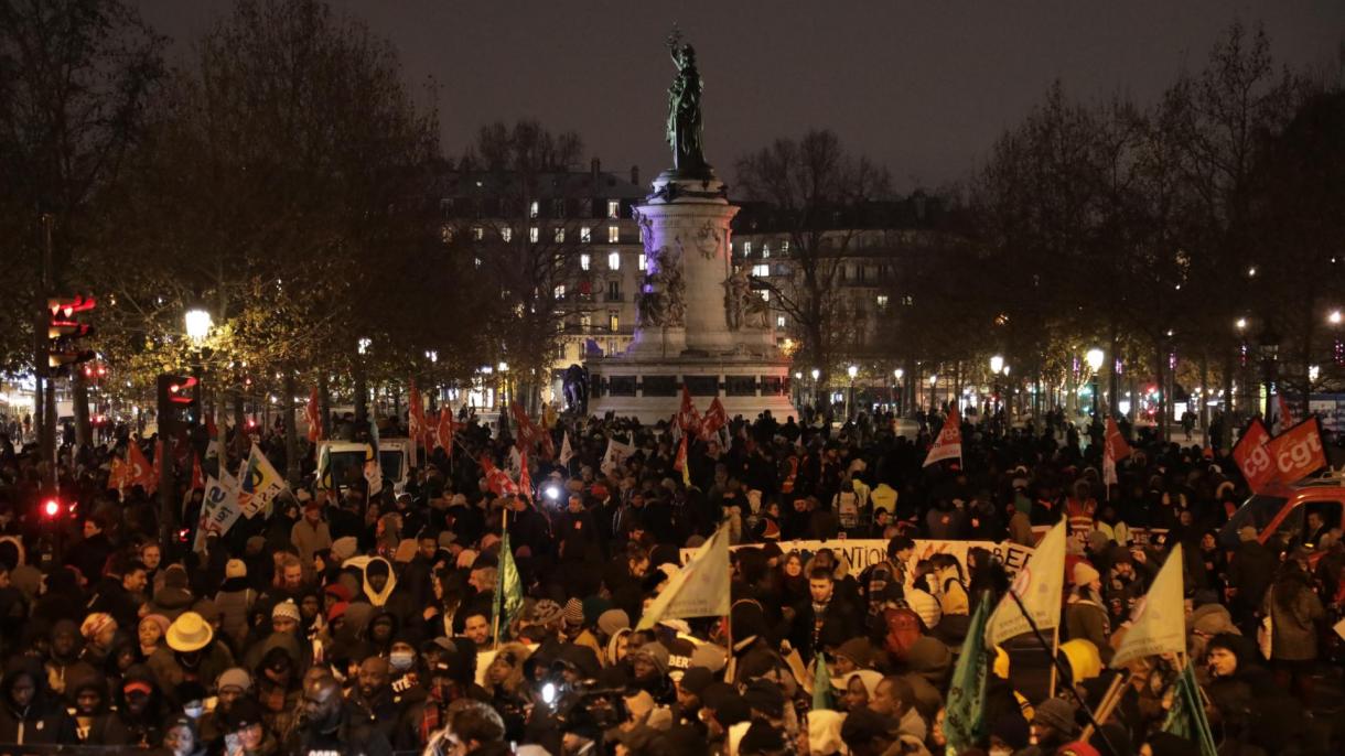 Több ezren tiltakoztak a kormány bevándorlási törvényjavaslata ellen Franciaországban