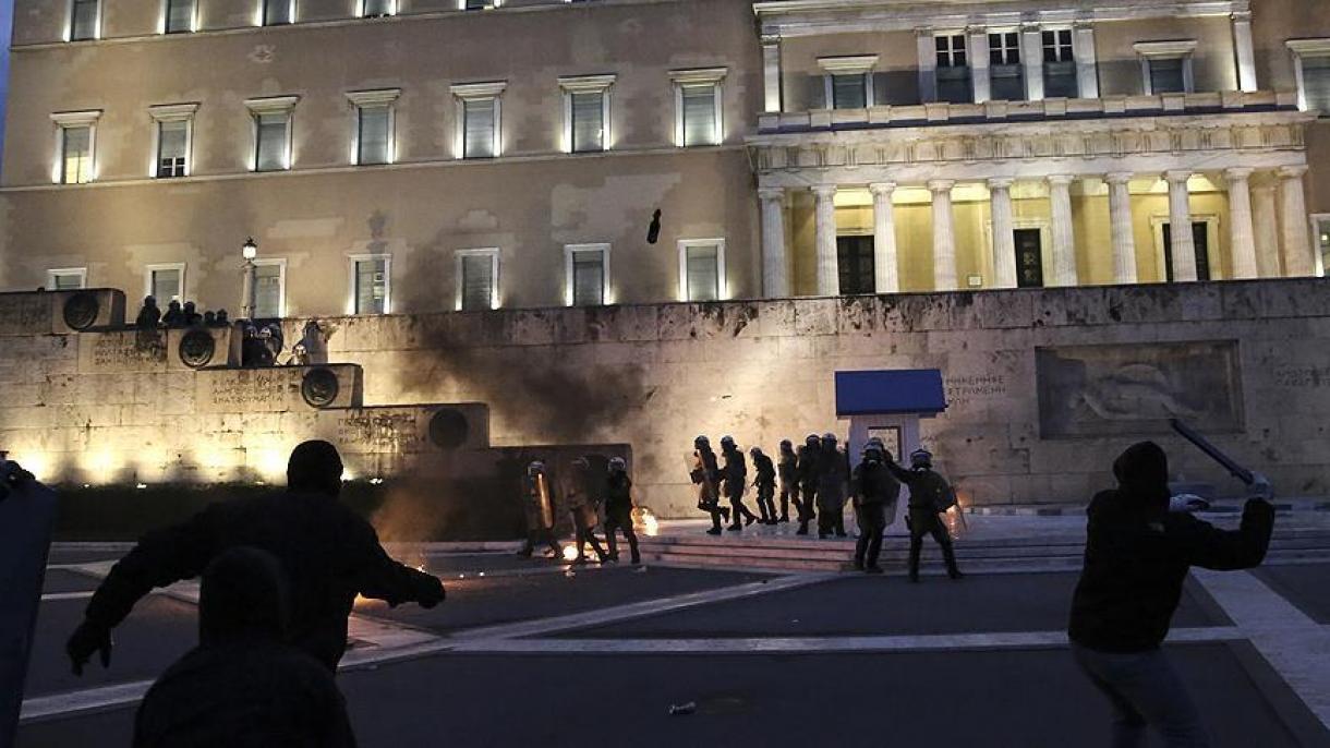 Grécia vota por austeridade em meio a protestos