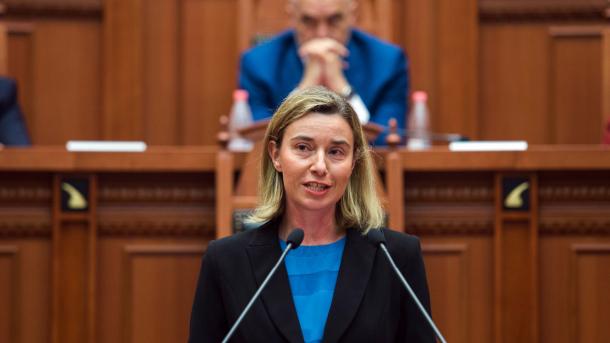 federica mogherini - arnavutluk meclisi.jpg