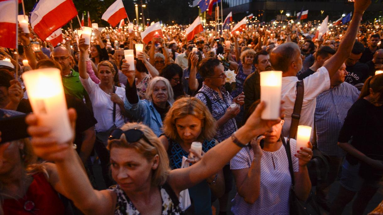پولینڈ  میں ہزاروں افراد کا حکومت کی آئینی ترامیم کے خلاف  مظاہرہ