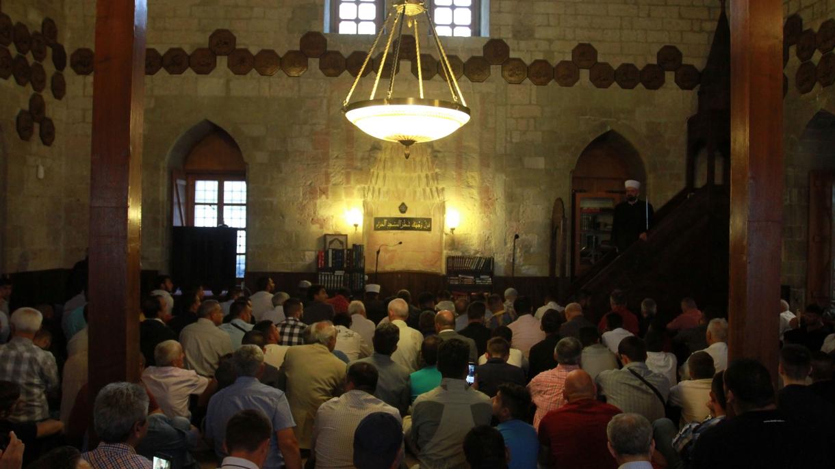 Beograd: Veliki broj vernika klanjao bajram-namaz
