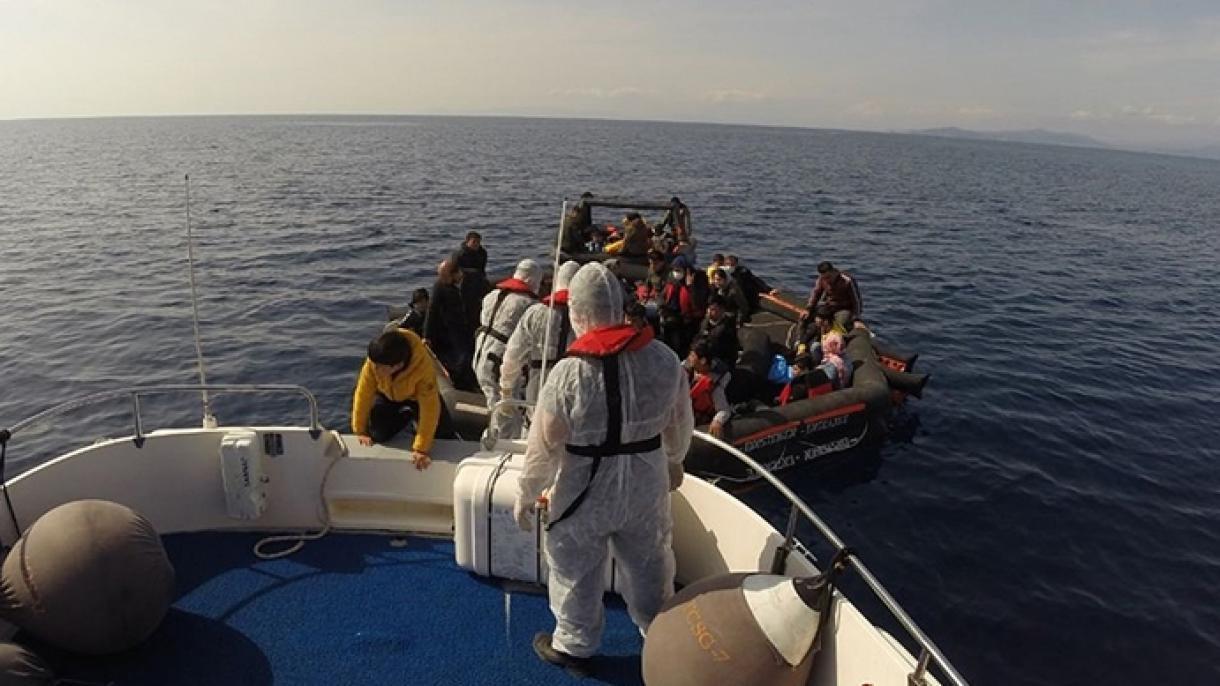 A Guarda Costeira turca resgata mais de cem refugiados no Mar Egeu