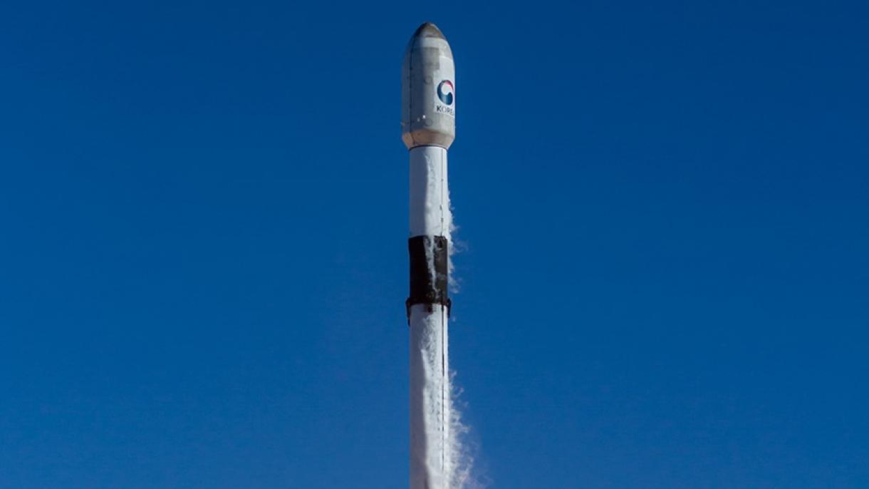 Dél-Korea felbocsátotta az "Falcon 9" nevű rakétával szállított kémműholdat