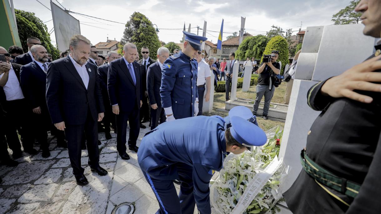 erdogan aliyanin mezarinda.jpg