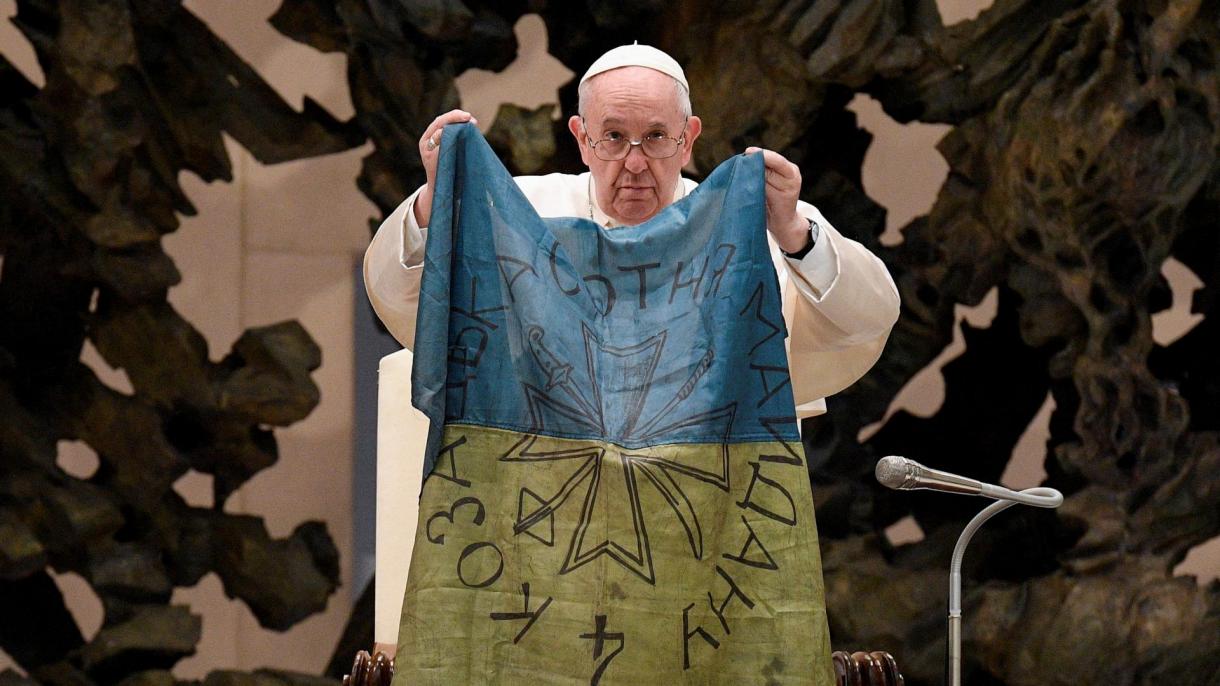 El papa Francisco despliega una bandera de Ucrania
