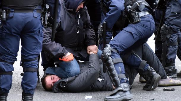 Fransada ǝmǝk mǝcǝllǝsindǝ islahatlara qarşı reaksiyalar davam edir