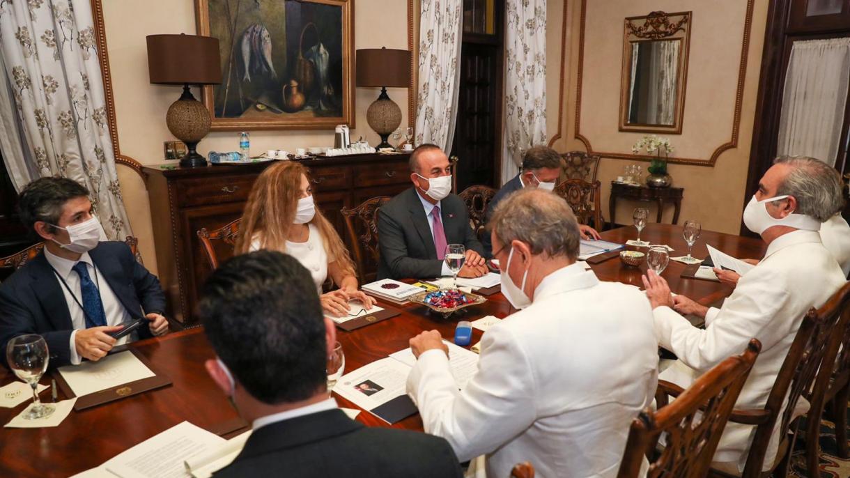 Shefi i diplomacisë turke pritet në takim nga Presidenti i Republikës Dominikane Abidiner
