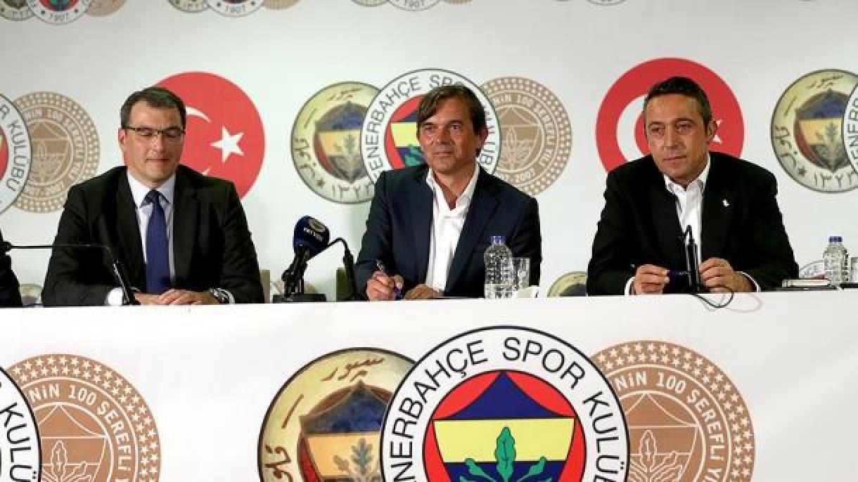 Phillip Cocu, novo diretor do Fenerbahçe de Mauricio Isla por três temporadas