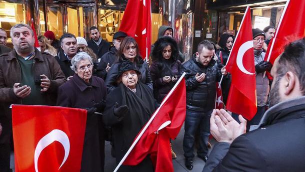 旅居美国的土耳其人在纽约总领事馆门前举行抗议示威